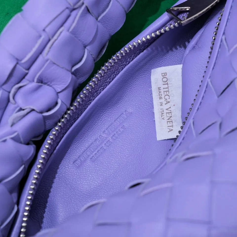 Batch 1120 BV Bottega Veneta 2021 Early Spring New Ladies MINI JODIE Handbag BV Bag 🔥The new method is to round the corners on the original basis and knot the round hobo bag with classic woven leather. The most iconic triangular pull-out design, using sheepskin draped soft shape, is super suitable for concave shapes~ Jodie feels really gentle to people, and is definitely the best item for daily matching. It has the same weave, new elements and twists, is compact and versatile, and is the new favorite of street style Internet celebrities! Dimensions: 23x28x8 Model: 6699-1